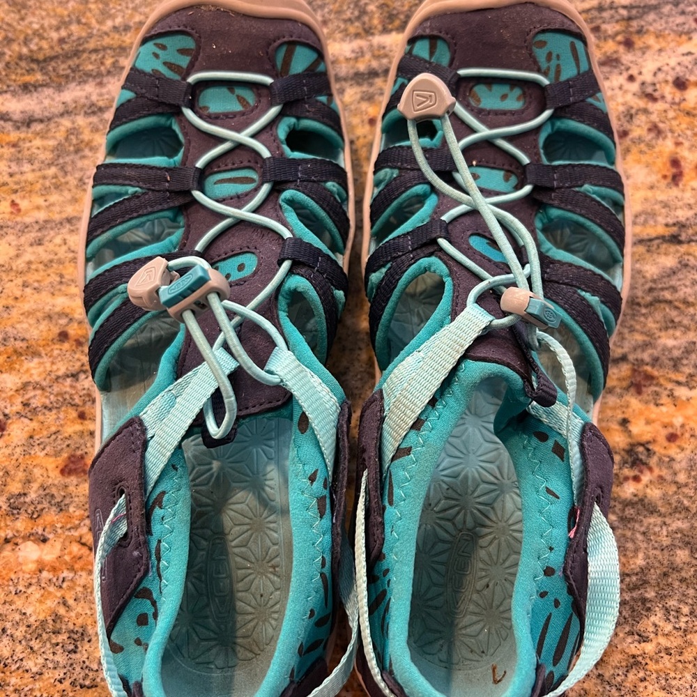 Women’s keen hiking sandals/water shoes size 5